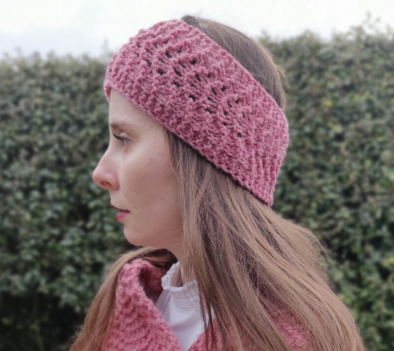 headband rose en laine shetland, portée par une jeune femme