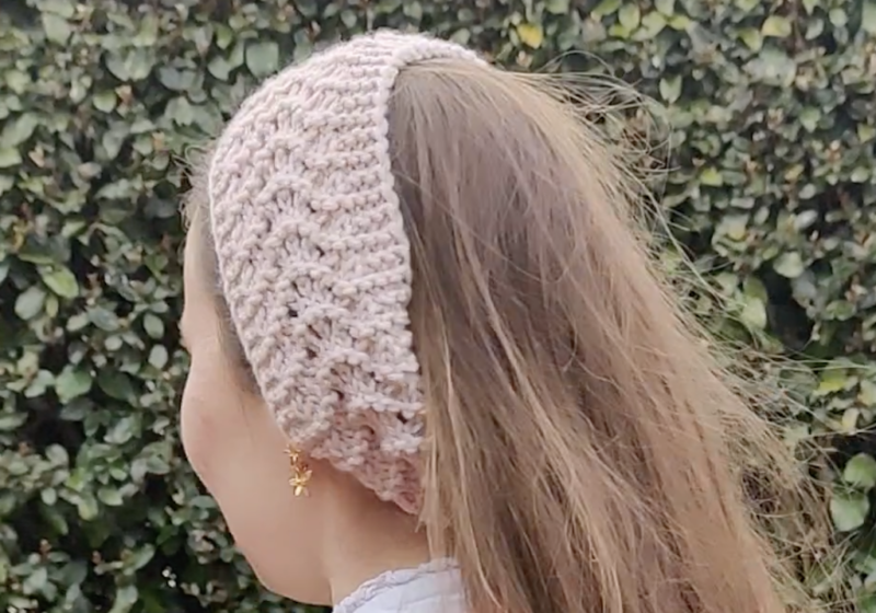 headband couleur crème de Laine et Merveilles, tricoté en point ajouré