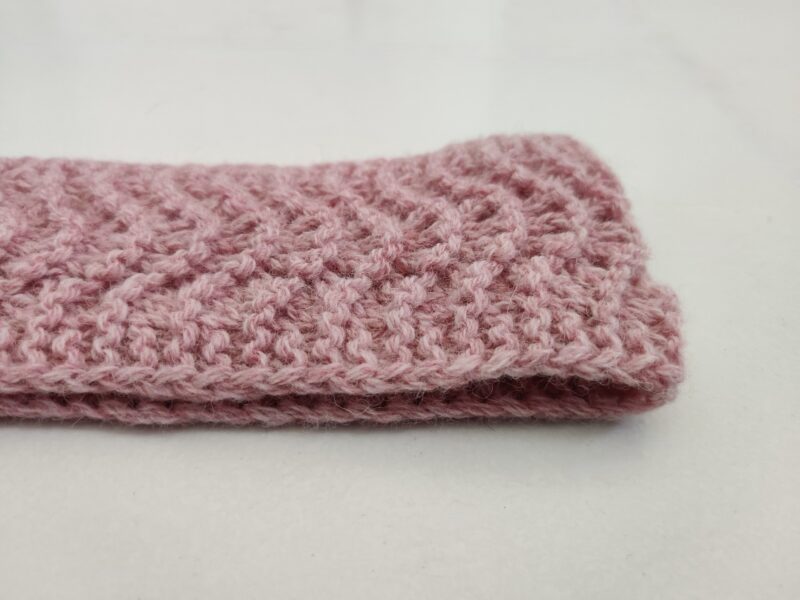 bandeau rose en laine shetland vu de près