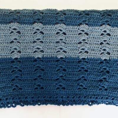 étole Ajour, présentée pliée, en laine shetland bicolore bleue