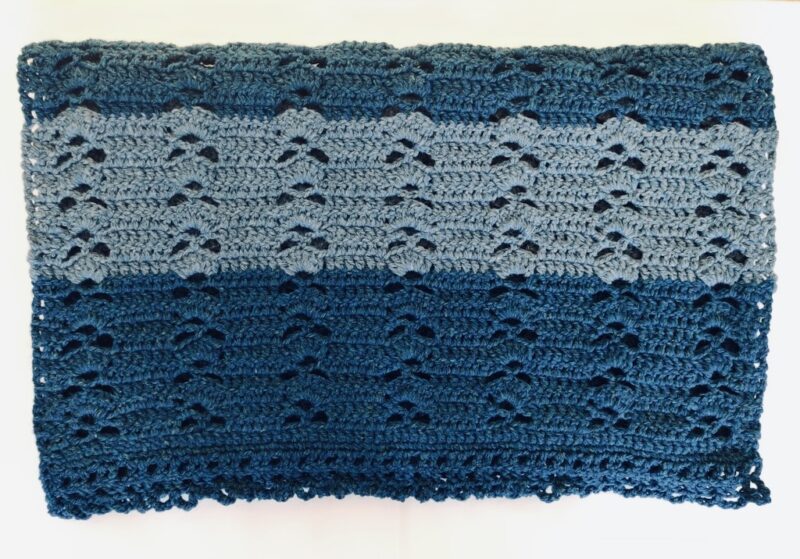 étole Ajour, présentée pliée, en laine shetland bicolore bleue