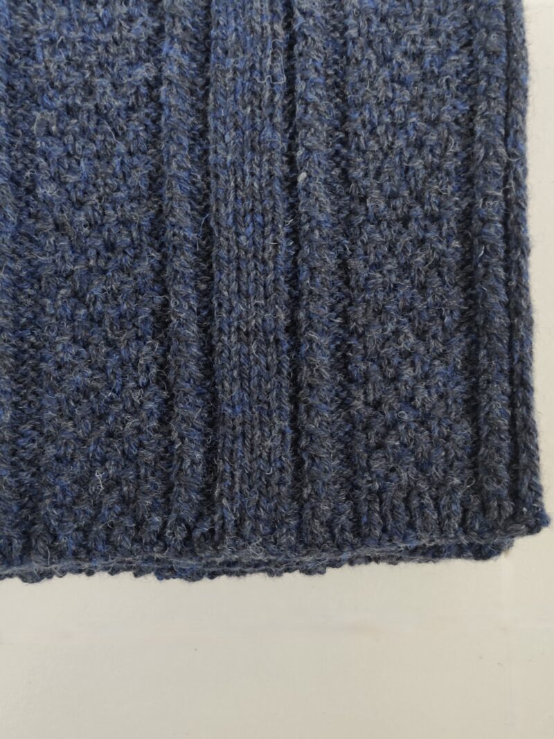 écharpe en laine shetland bleu gris, détail du point