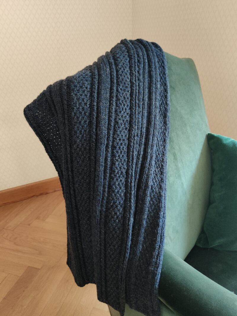 écharpe bleu gris, de la marque Laine et Merveilles, en laine shetland bio, posée sur un fauteuil