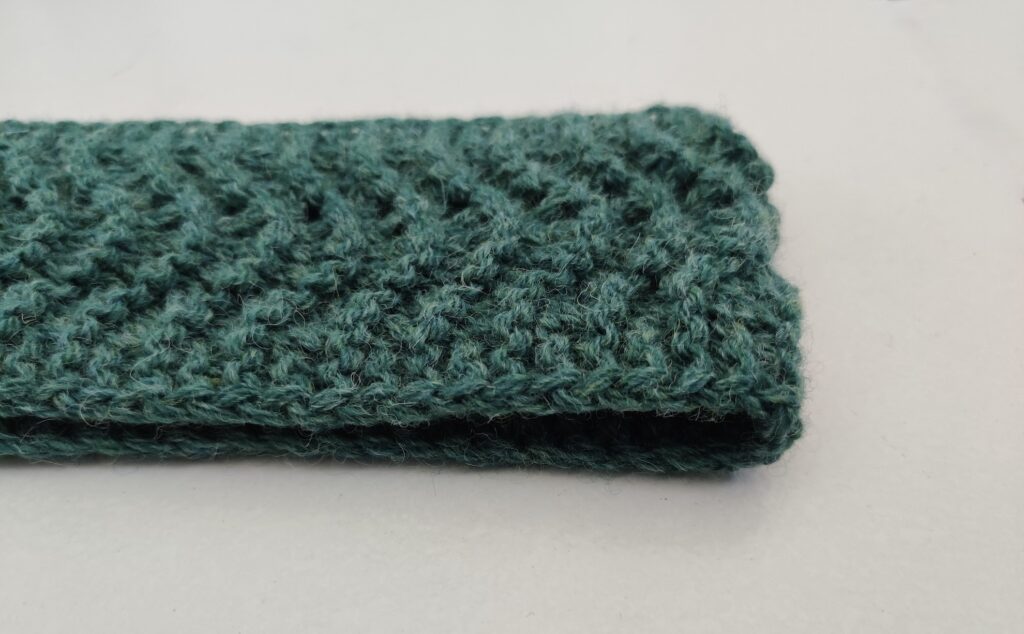 bandeau vert en laine shetland au point ajouré