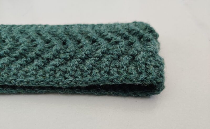 bandeau vert en laine shetland au point ajouré