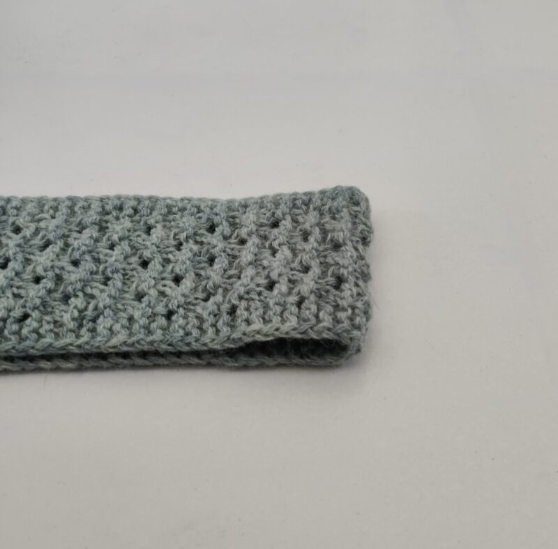 bandeau vert d'eau en laine shetland en détails