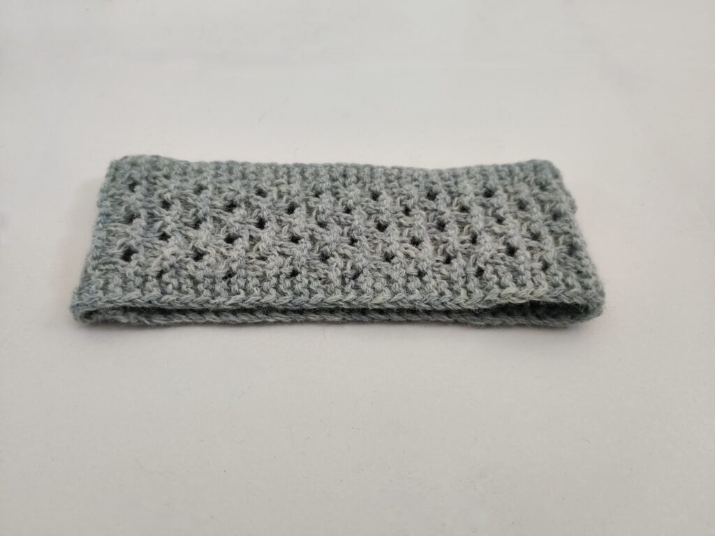 bandeau couleur vert d'eau en laine shetland vu de près