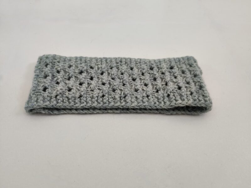 bandeau couleur vert d'eau en laine shetland vu de près