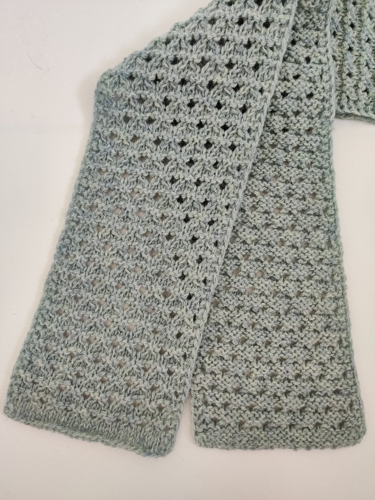 Mini-écharpe vert d'eau en laine shetland de la marque Laine et Merveilles