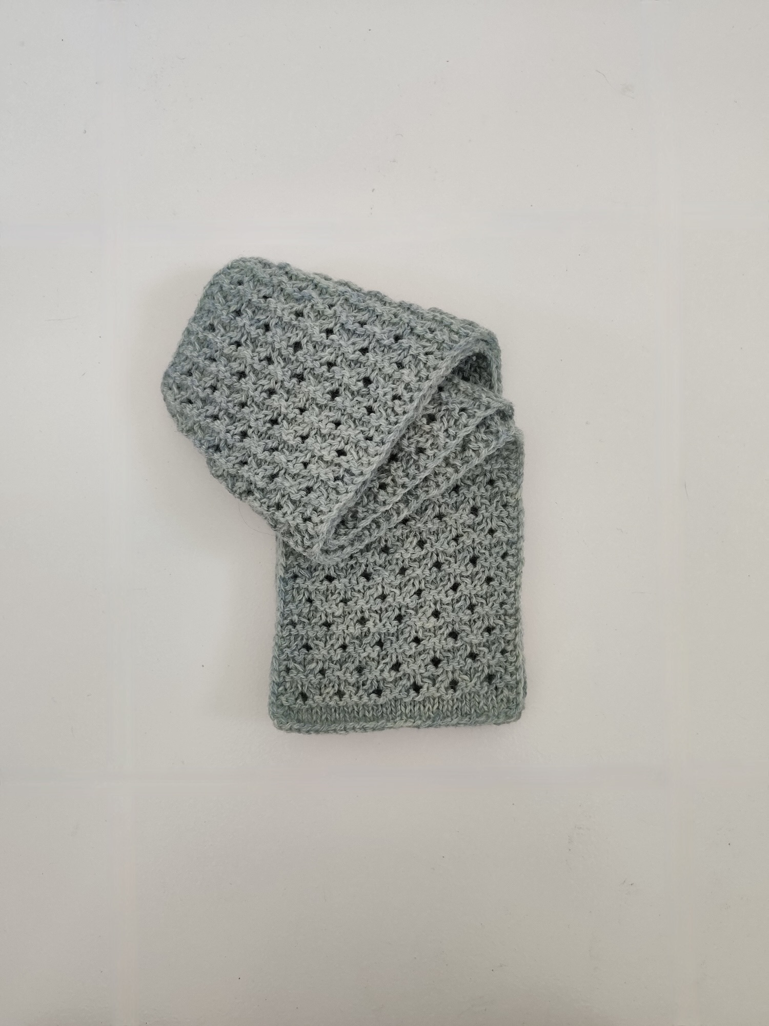 mini-écharpe vert d'eau en laine shetland bio, douce et chaude