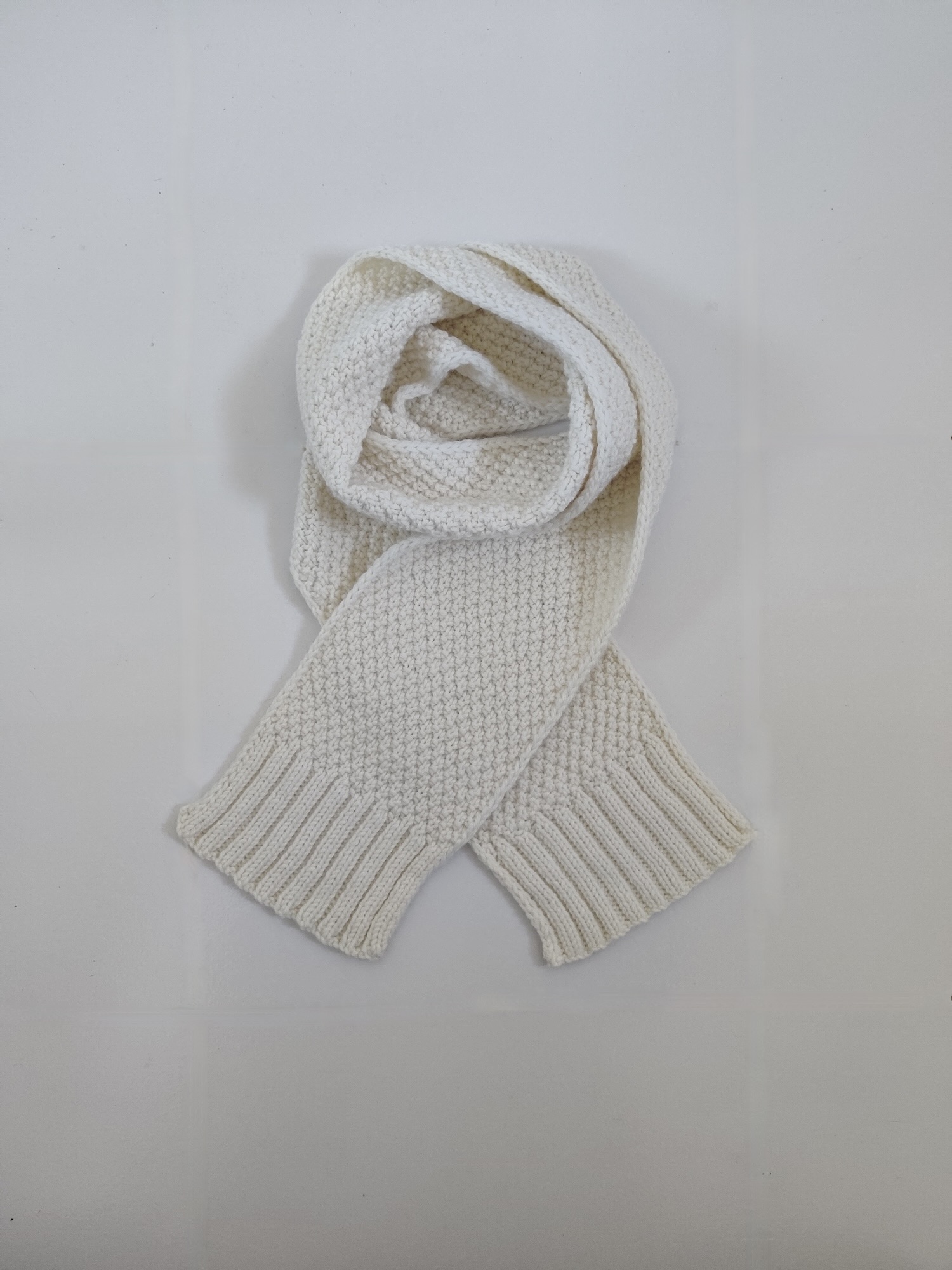 mini-écharpe mérinos Mousse écru présentée enroulée