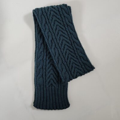 petite écharpe en laine mérinos vert foncé à torsades de la marque Laine et Merveilles