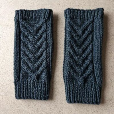 mitaines vert foncé en laine mérinos posées à plat